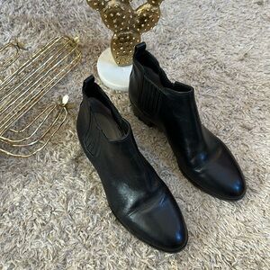 Michael Kors Women’s Shaw ankle boot - black leather 6M